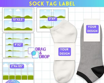 Könnte beinhalten: Grafik mit dem Text "MAKE YOUR OWN SOCK TAG LABEL" und "DRAG & DROP". Sie zeigt Sockenetikettenvorlagen in verschiedenen Größen: 25,4 cm x 8,9 cm, 7,6 cm x 22,9 cm, 22,9 cm x 5,1 cm und 5,1 cm x 15,6 cm. Das Bild enthält auch ein Paar Socken mit einem Etikett "YOUR DESIGN".