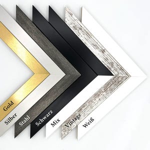Op de afbeelding: Een selectie van fotolijststalen in verschillende kleuren en afwerkingen. De frames omvatten goud, zilver, staal, zwart, mix, vintage en wit. Elk frame is gelabeld met de respectievelijke kleurnaam.
