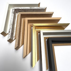 Könnte beinhalten: Eine Sammlung von Bilderrahmenecken in verschiedenen Stilen und Farben. Die Rahmen umfassen Weiß, Altholz, Naturholz, Gold, Silber und Schwarz. Die Ecken sind diagonal angeordnet und zeigen die verschiedenen Designs und Oberflächen.
