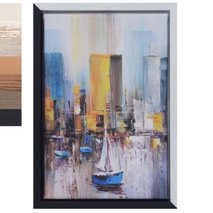 Puede incluir: Una pintura abstracta enmarcada de una ciudad con un velero en primer plano. La pintura está hecha en tonos de azul, amarillo y gris.