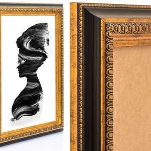 Könnte beinhalten: Ein goldener Bilderrahmen mit schwarzem Innenrand und einem dekorativen Muster. Der Rahmen ist leer und bereit, ein Foto oder ein Kunstwerk zu präsentieren.