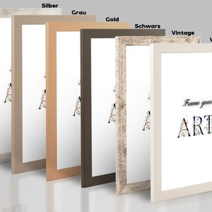 Könnte beinhalten: Sechs verschiedene Bilderrahmen in verschiedenen Farben, darunter Silber, Grau, Gold, Schwarz, Vintage und Weiß. Die Rahmen sind alle gleich groß und in der gleichen Form, und sie sind alle aus Holz. Die Rahmen sind in einer Reihe angeordnet, mit dem silbernen Rahmen links und dem weißen Rahmen rechts. Die Rahmen sind alle leer und bereit, um Bilder oder andere Kunstwerke zu präsentieren. Der Text "Frame your ART" ist im weißen Rahmen sichtbar.