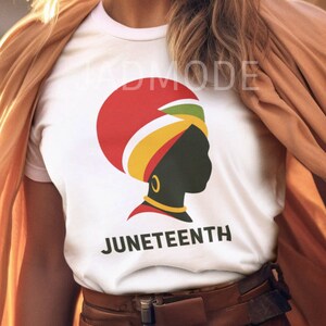 Peut inclure: Un t-shirt blanc avec une silhouette noire d'une femme portant un turban rouge, jaune et vert. Le texte "Juneteenth" est imprimé sous la silhouette.