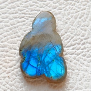 Peut inclure: Une pierre précieuse de labradorite bleue et grise avec une forme irrégulière unique.