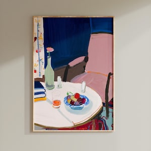 Könnte beinhalten: Abstrakte Malerei einer Tischszene. Ein runder, weißer Tisch mit einer Obstschale, einem Glas mit orangener Flüssigkeit und einer grünen Flasche mit einer rosa Blume. Ein rosa Stuhl und ein blauer Hintergrund sind zu sehen.