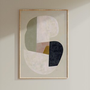Könnte beinhalten: Abstrakter Kunstdruck in einem Holzrahmen. Das Kunstwerk zeigt eine Komposition aus organischen Formen in gedämpften Tönen von Grün, Rosa, Marineblau und Creme. Die Formen sind geschichtet und strukturiert, wodurch eine moderne und minimalistische Ästhetik entsteht.