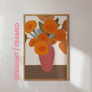 Könnte beinhalten: Ein gerahmter Druck eines Stilllebens mit einer Vase voller orangefarbener Blumen. Die Vase ist in einem gedämpften Rosaton gehalten und der Hintergrund ist hellcremefarben.