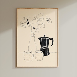 Könnte beinhalten: Ein gerahmter Kunstdruck mit einer minimalistischen Strichzeichnung eines Stilllebens. Das Kunstwerk zeigt eine Vase mit Blumen, eine schwarze Kaffeemaschine und zwei Tassen. Die Farbpalette ist neutral, mit schwarzen Linien auf cremefarbenem Hintergrund.