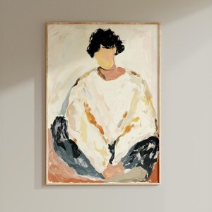 Könnte beinhalten: Abstrakter Kunstdruck mit einer sitzenden Figur. Das Kunstwerk verwendet eine gedämpfte Farbpalette mit Weiß-, Beige- und Schwarztönen. Die Figur trägt ein weißes Oberteil und eine dunkle Hose. Das Gemälde ist in einem hellen Holzrahmen gerahmt.