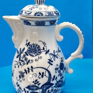 Vienna Woods Blue Onion Coffee Pot w Lid Mann Japan Blue White China 9"