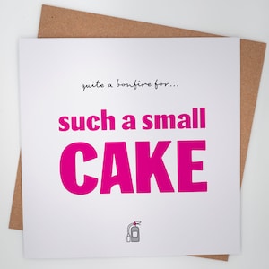 Biglietto d'auguri tipografico e divertente: un vero falò per una torta così piccola!