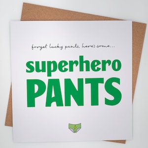 Tarjeta tipográfica de buena suerte: olvídate de los pantalones de la suerte, ¡aquí tienes unos pantalones de superhéroe!
