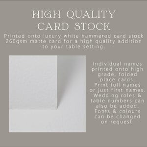 Pu&ograve; includere: Cartoncino bianco con la scritta "HIGH QUALITY CARD STOCK". L'immagine mostra un biglietto piegato, con testo che descrive il cartoncino come cartoncino martellato bianco di lusso, 260 g/m&sup2; opaco per l'allestimento dei tavoli. &Egrave; possibile stampare nomi individuali.