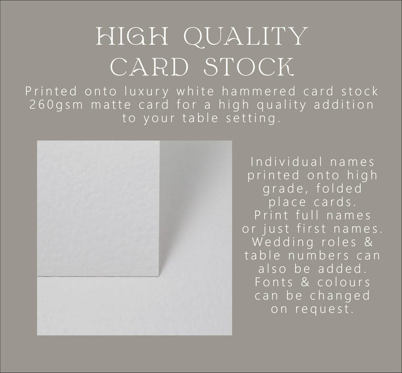Pu&ograve; includere: Cartoncino bianco con la scritta "HIGH QUALITY CARD STOCK". L'immagine mostra un biglietto piegato, con testo che descrive il cartoncino come cartoncino martellato bianco di lusso, 260 g/m&sup2; opaco per l'allestimento dei tavoli. &Egrave; possibile stampare nomi individuali.