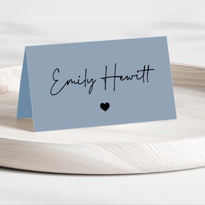 Tarjetas de lugar personalizadas en azul polvoriento con corazones Nombres de lugar de boda personalizados Asientos Configuración de mesa Tarjetas de lugar de carpa Papelería de boda azul