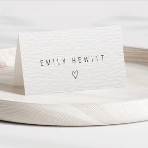 Tarjetas de lugar plegables personalizadas con contorno de corazón, nombres de mesa de boda personalizados, decoración de mesa de boda minimalista, tarjeta de asiento de carpa impresa