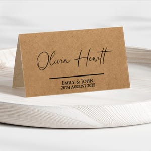 Tarjetas de lugar plegadas personalizadas Tarjetas Kraft Nombres de lugar de mesa de boda personalizados Configuraciones de mesa minimalistas Tarjetas de asientos para eventos Tarjetas de lugar de carpa
