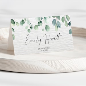 Marque-places personnalisés en eucalyptus pour thème de mariage botanique, noms de lieux de table pliés personnalisés, feuilles d'eucalyptus, cartes de marque calligraphie