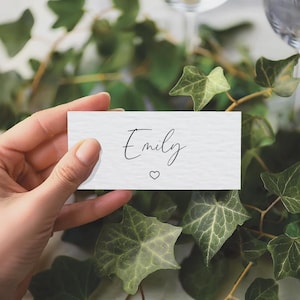 Tarjetas de lugar planas personalizadas para bodas con contorno de corazón Etiquetas con nombres de lugares de mesa de boda personalizadas Configuraciones de mesa formales Eventos Cenas