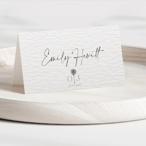 Cartões de lugar personalizados com palmeiras para casamentos em destinos, nomes de lugares personalizados tropicais para o dia do casamento, cartões dobrados para viagem e artigos de papelaria para casamento