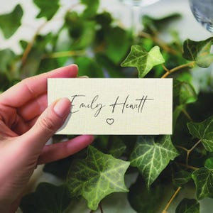 Tarjetas de lugar planas personalizadas en color marfil para bodas con contorno de corazón, nombres de mesa de boda personalizados, etiquetas, arreglos de mesa, eventos, cenas