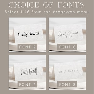 Pu&ograve; includere: Quattro biglietti bianchi che mostrano diversi stili di carattere per il nome "Emily Hewitt". Ogni biglietto &egrave; etichettato con un numero di carattere: "FONT 5", "FONT 6", "FONT 7" e "FONT 8". Il testo "SCELTA DEI CARATTERI" e "Seleziona 1-16 dal menu a tendina" &egrave; in alto.