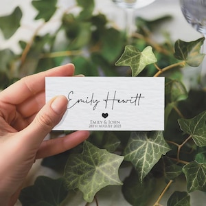 Benutzerdefinierte flache Hochzeits-Platzkarten mit Herzen Personalisierte Hochzeitstabelle Ortsnamen Platzkarte Tags Formelle Tischeinstellungen Ereignis Stationär