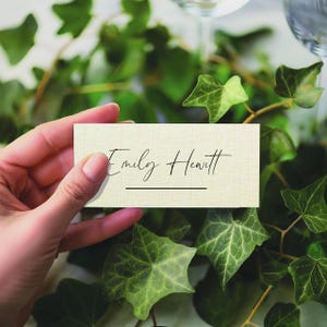 Tarjetas de lugar de boda personalizadas planas en color marfil con nombres subrayados, nombres de mesa de boda personalizados, etiquetas para tarjetas de lugar, configuración de mesa formal