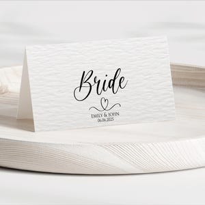 Tarjetas de lugar plegables personalizadas con un elegante contorno de corazón, nombres de mesa de boda personalizados, decoración minimalista para mesa de boda, tarjeta para asientos de carpa