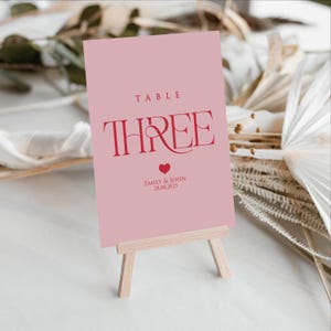 Segnali per i numeri di tavolo personalizzati rosa e rossi, segnaposto personalizzati per il tavolo del matrimonio, decorazioni da tavolo a forma di cuore rosa per il matrimonio, articoli di cancelleria rosa per il matrimonio