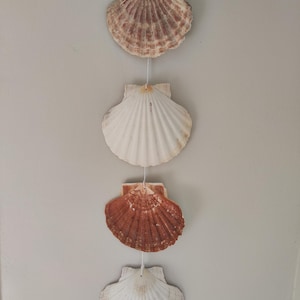 Móvil de viento hecho con conchas de vieiras o peregrinas