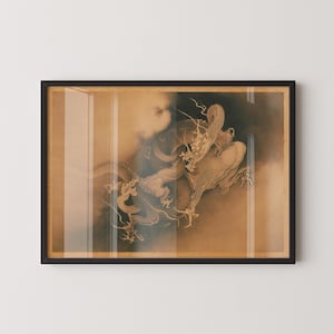 Puede incluir: Una impresión enmarcada en negro de una pintura de estilo japonés que representa dos dragones en una nube de humo arremolinada. Los dragones están representados en tonos marrones y dorados, con intrincados detalles.