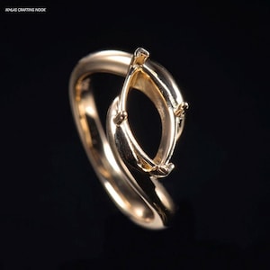 Peut inclure: Une bague en or avec une monture en forme de marquise pour une pierre précieuse. La bague est conçue avec une bande incurvée.