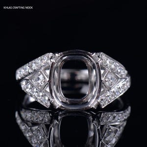 Anillo de diseño de halo moderno de plata esterlina 925 con semimontaje que puede adaptarse a una piedra central de corte cojín de 11,0 × 9,0 mm, acentuada con pequeñas circonitas.