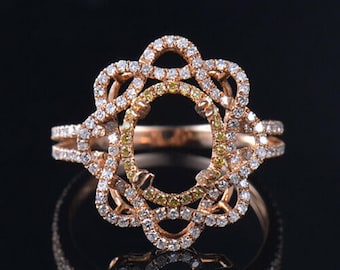 Puede incluir: Un engaste de anillo de oro rosa con un delicado diseño floral. El engaste está adornado con pequeños diamantes redondos y diamantes amarillos.