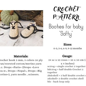 Puede incluir: Un par de botines de beb&eacute; de ganchillo de color crema con cordones y suelas negros. La imagen incluye el texto "CROCHET PATTERN Booties for baby 'Softy'" e informaci&oacute;n de tallas para 0-3, 3-6, 6-9 y 9-12 meses.