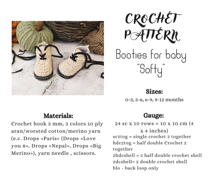 Puede incluir: Un par de botines de beb&eacute; de ganchillo de color crema con cordones y suelas negros. La imagen incluye el texto "CROCHET PATTERN Booties for baby 'Softy'" e informaci&oacute;n de tallas para 0-3, 3-6, 6-9 y 9-12 meses.