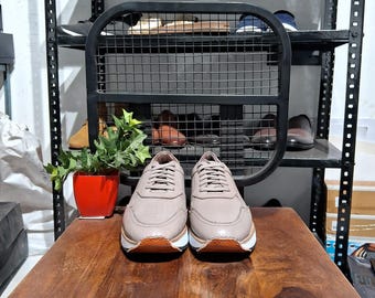 Zapatillas de piel beige con efecto cocodrilo hechas a mano: aumento de altura de 7,6 cm