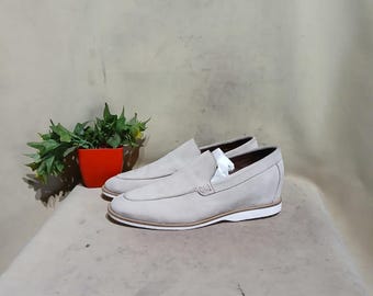 Handgemaakte suède loafers: beige leren instappers