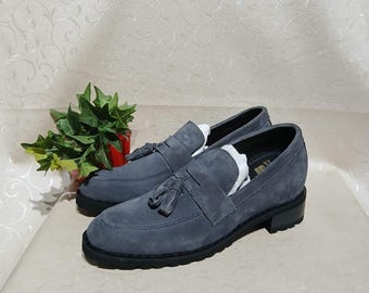 Mocasines de ante con borlas hechos a mano: zapatos sin cordones de cuero gris