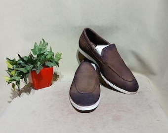 Handgemaakte donkerbruine leren herenloafers: instapsneakers met witte zool