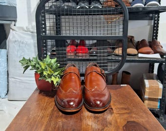 Chaussures artisanales en cuir marron à double boucle : détails richelieu