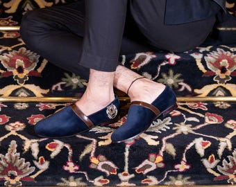 Mocasines de terciopelo azul marino hechos a mano para hombre: zapatos de vestir con tigre bordado