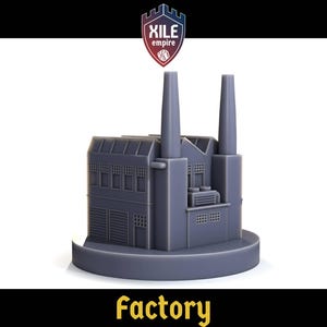 Könnte beinhalten: Graues Fabrikmodell mit zwei hohen Schornsteinen, einem flachen Dach und mehreren Fenstern und Türen. Das Wort "Factory" steht gelb am unteren Bildrand. Das Xile Empire-Logo befindet sich oben.