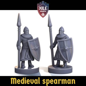 Pode incluir: Duas figuras cinzentas em miniatura de lanceiros medievais. Cada figura segura uma lança e um escudo. As figuras usam capacetes e armaduras. O texto "Medieval spearman" está na parte inferior da imagem.