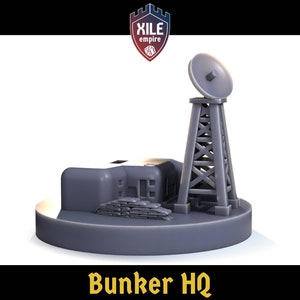 Peut inclure: Modèle miniature en plastique gris d'un bunker avec une antenne parabolique sur une tour. Le bunker a des sacs de sable devant lui et le texte "Bunker HQ" est imprimé sous le modèle.