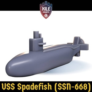Könnte beinhalten: Ein graues Modell eines U-Boots mit dem Text "USS Spadefish (SSN-668)" darunter.