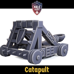 Puede incluir: Un juguete de catapulta de plástico gris con un diseño de madera. La catapulta tiene un pequeño cubo en el extremo del brazo y ruedas en la parte inferior.