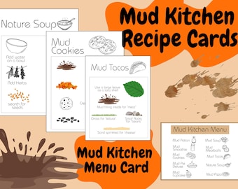 Puede incluir: Un conjunto de tarjetas de recetas ilustradas y una tarjeta de menú para una "Mud Kitchen". Las tarjetas muestran cómo hacer galletas de barro, tacos y sopa, con ingredientes como hierbas, semillas y rocas. El fondo es beige con acentos naranjas.