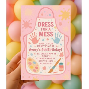 Puede incluir: Tarjeta de invitación rosa con un diseño de delantal que dice "Dress for a Mess" para el 4º cumpleaños de Avery. La tarjeta incluye huellas de manos, salpicaduras de pintura y una paleta de pintura. También se incluyen los detalles del evento.